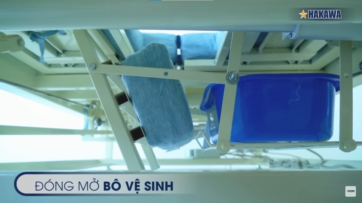 Bô vệ sinh và cọc truyền dịch thuận tiện