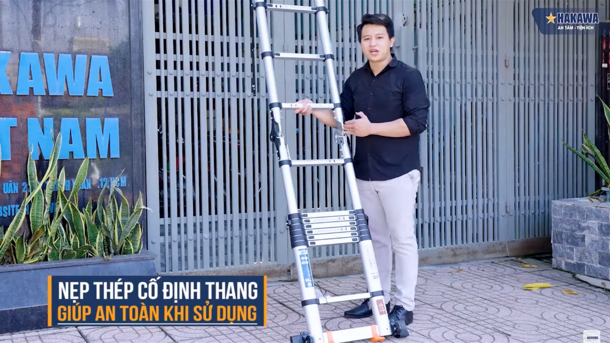 Được thiết kế chốt khóa và nẹp cố định chắc chắn