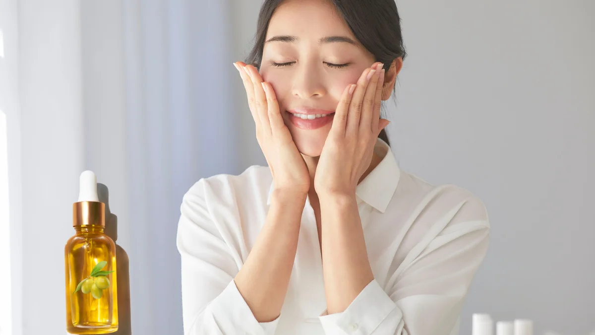 Là nguồn cung cấp dồi dào vitamin E, vitamin K và các chất chống oxy hóa tự nhiên, dầu oliu sẽ nuôi dưỡng làn da từ sâu bên trong