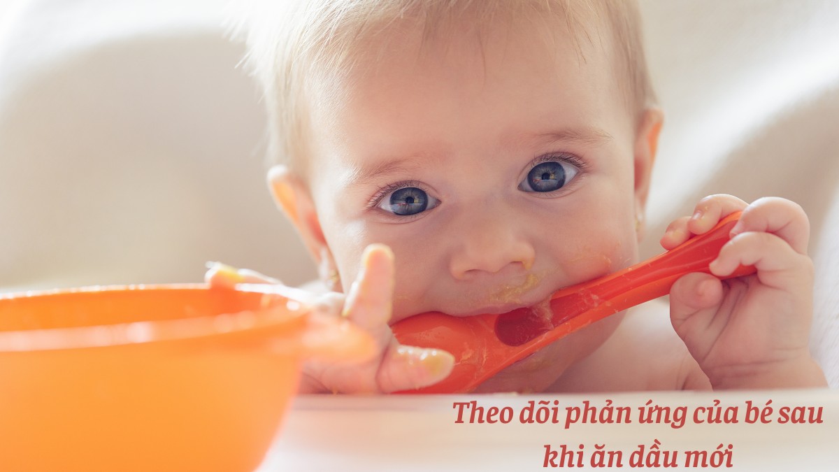 Khi chuyển sang loại dầu khác, mẹ nên quan sát bé trong 1–2 ngày để phát hiện sớm dấu hiệu dị ứng như nổi mẩn, tiêu chảy