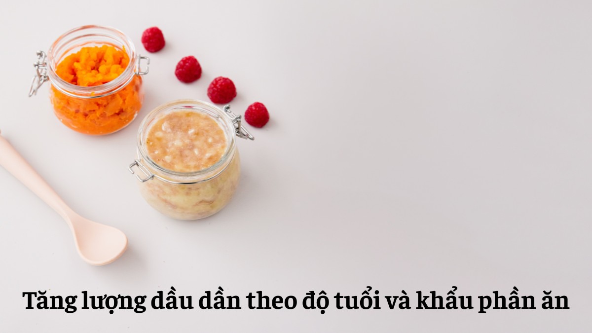 Khi bé lớn hơn, vận động nhiều hơn, mẹ có thể tăng từ 2ml lên 3–5ml/ngày, chia đều trong các bữa ăn