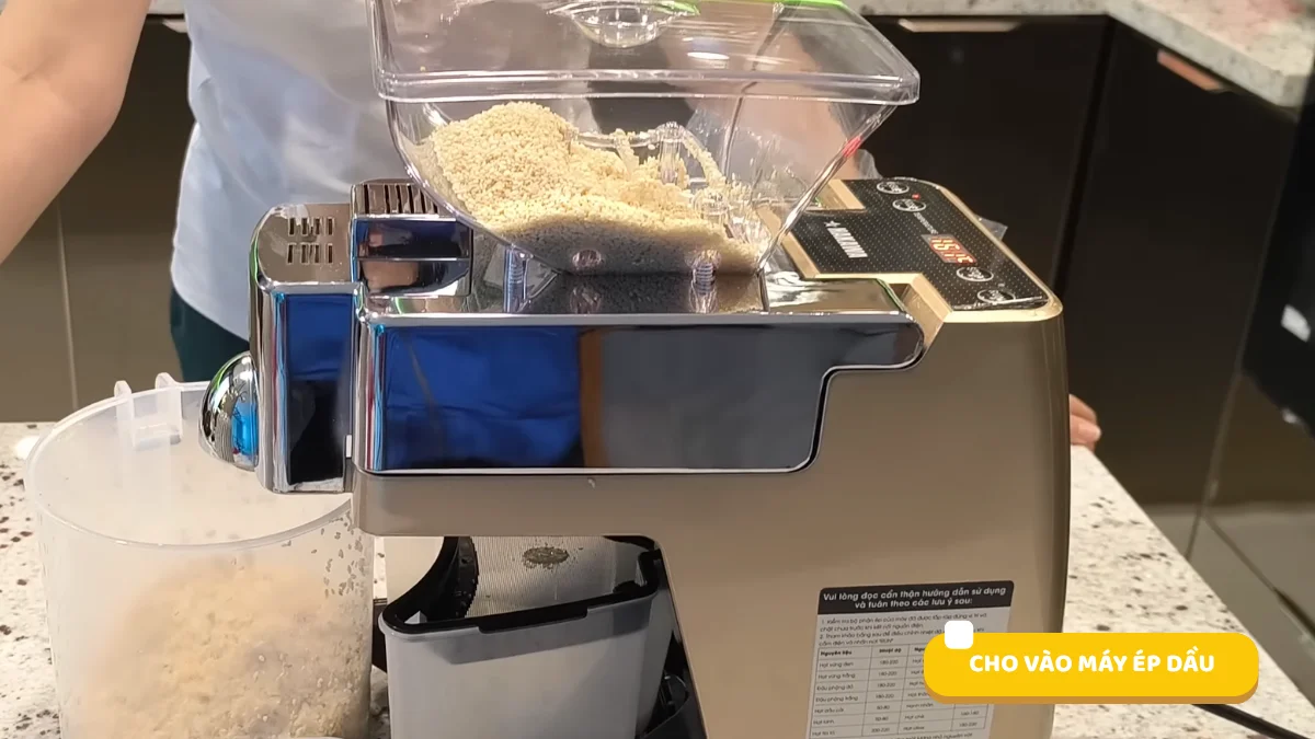 Cho mè vào máy ép lạnh 